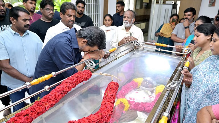  பாரதி ராஜாவின் உடலுக்கு முதல்வர் விஜய் மாலை அணிவித்து மரியாதை!!